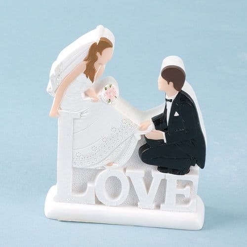 White Resin 2D Love Bride & Groom Sitting