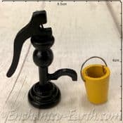 Gardeners World Miniatures - Water Pump & Bucket
